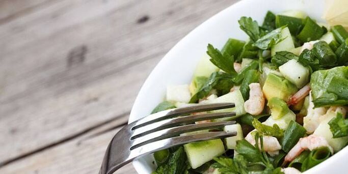 Gemüsesalat sollte oft in der Ernährung zur Gewichtsreduktion vorhanden sein. 