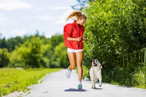 Es empfiehlt sich, eine Reihe von Übungen zum Abnehmen durch Joggen im Park zu beginnen. 